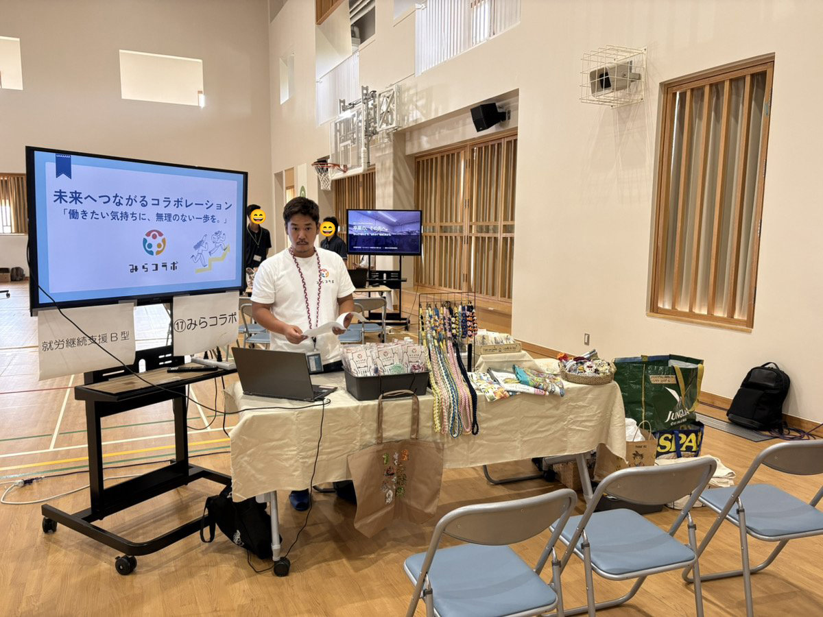 ハンドメイド作品を並べたみらコラボのブース