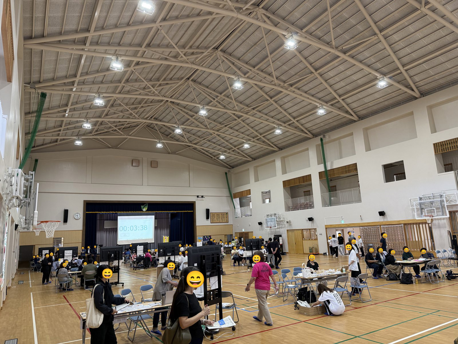 ステージのデジタルタイマーに合わせてブースを移動する参加者