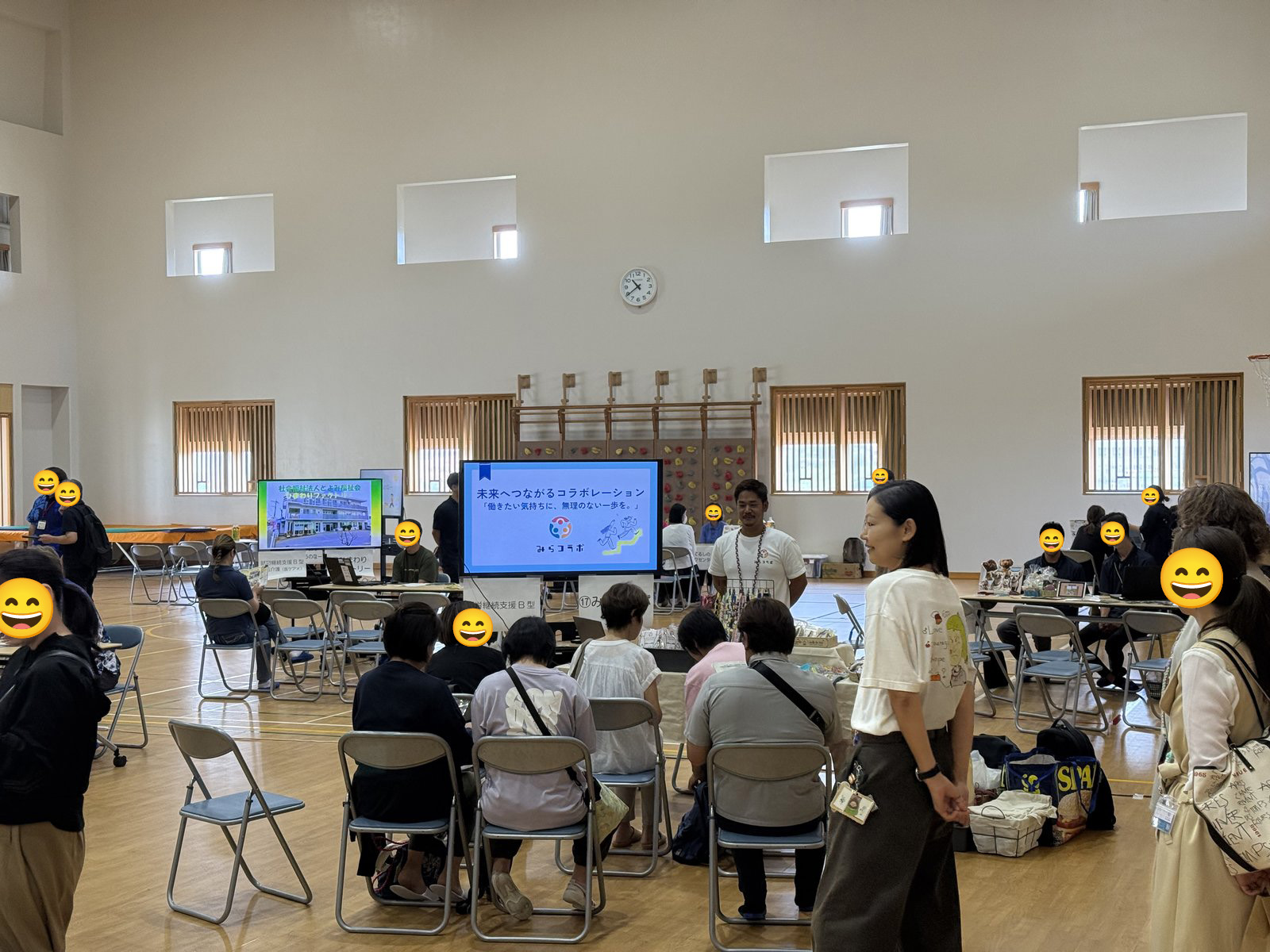 みらコラボのブースで事業所説明を行うスタッフ