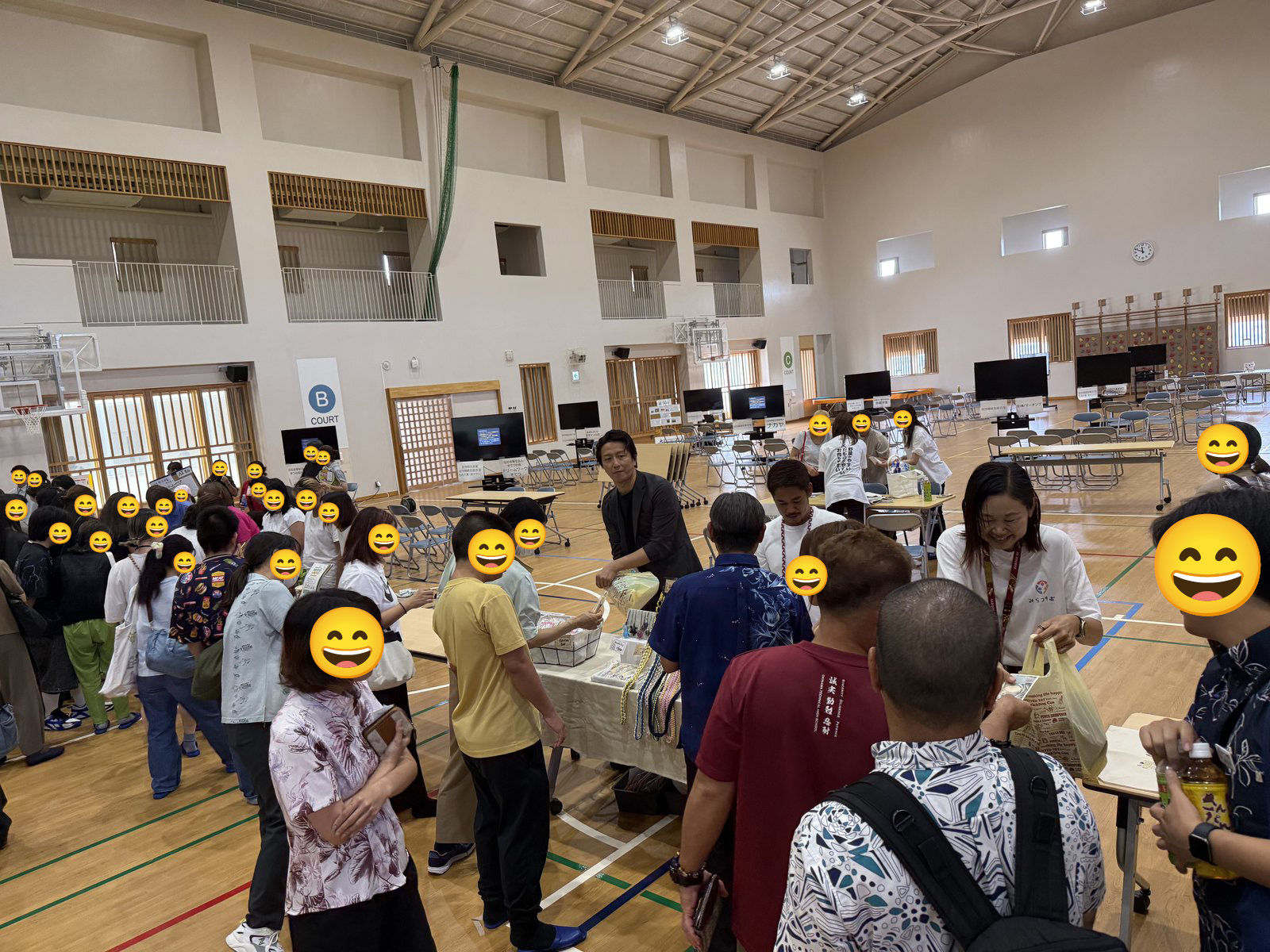 多くの来場者でにぎわう販売会の様子