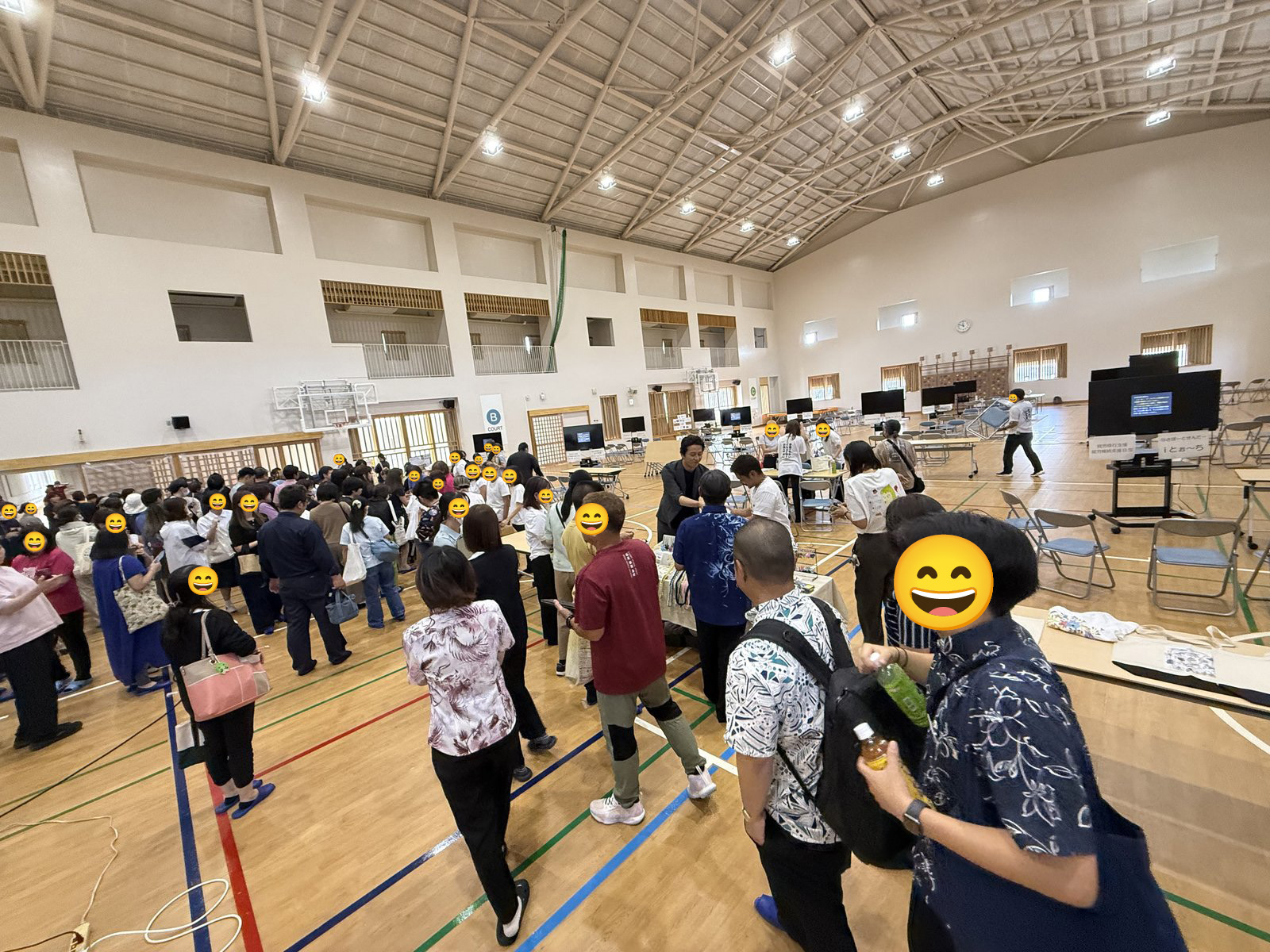 説明会から販売会へと続く体育館全体の様子