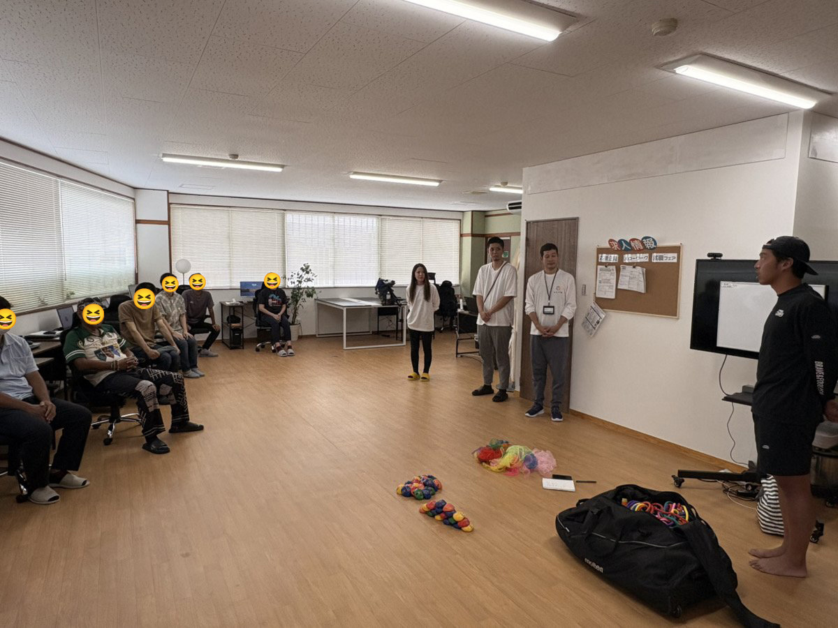 利用者さんとスタッフさんが輪になり、プログラムの説明を聞く