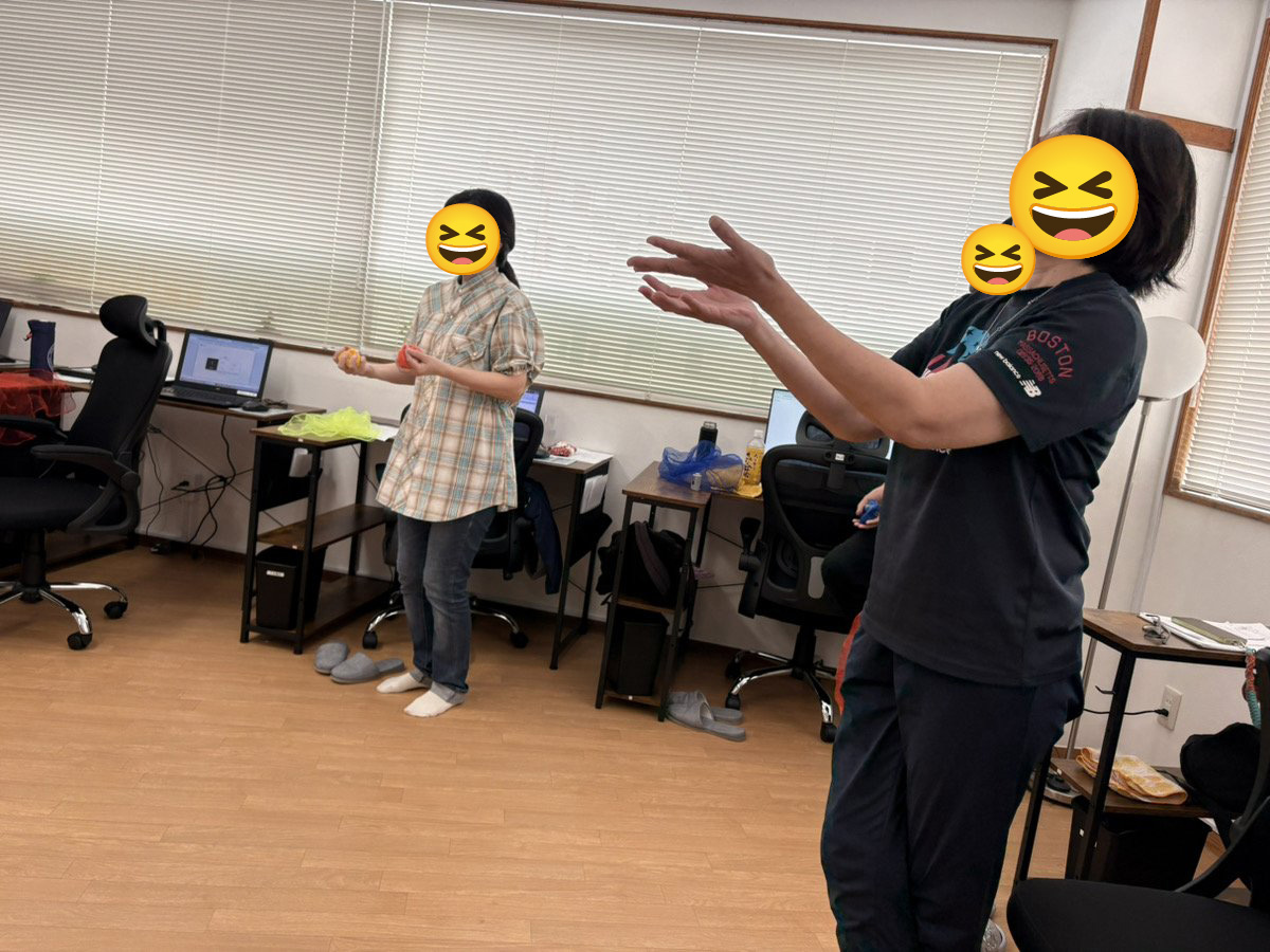 放り上げたボールの行方を見上げ、両手を広げて待つ