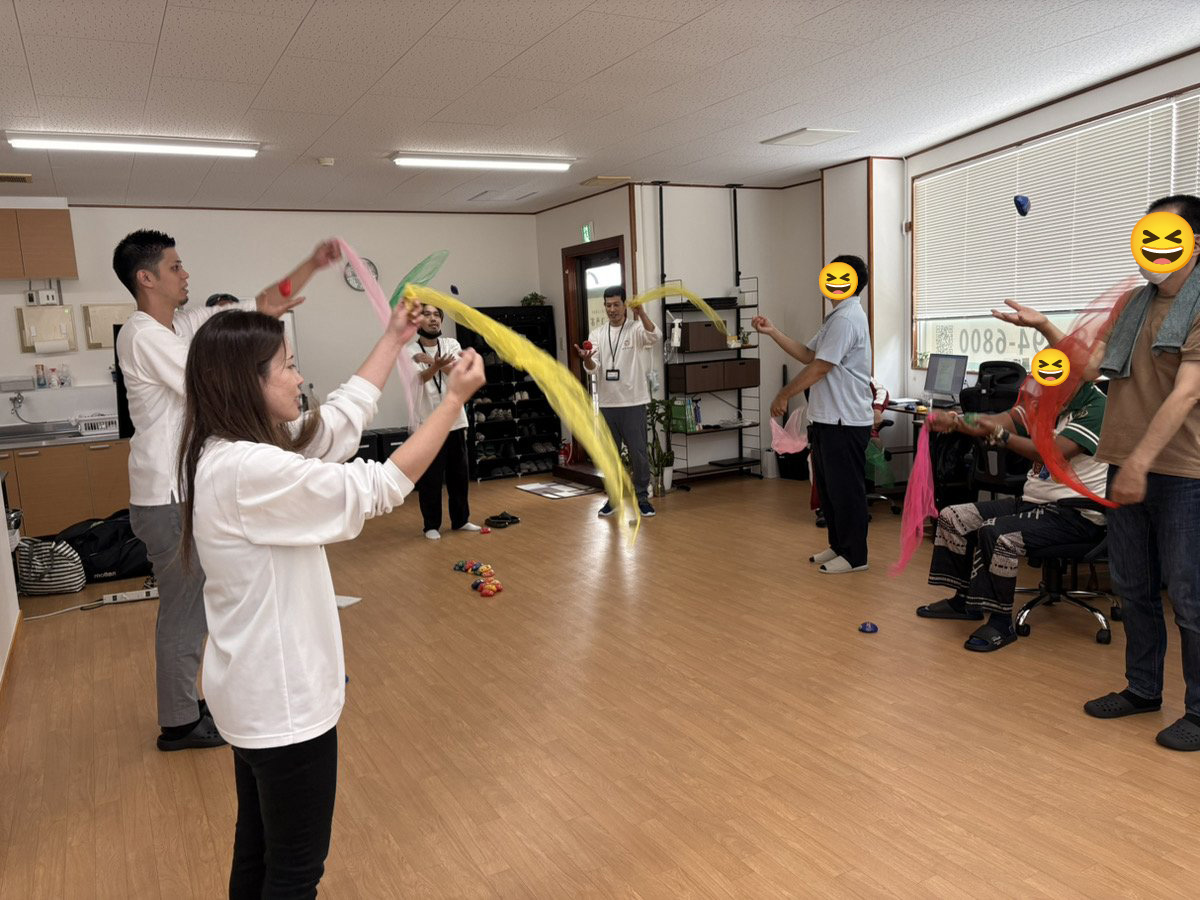 宙に舞うシフォンスカーフを目で追い、落ちてくる前にキャッチする