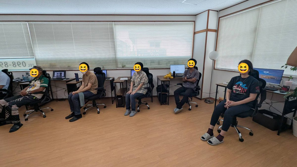 椅子に座り、たかコーチの話に耳を傾ける利用者さん