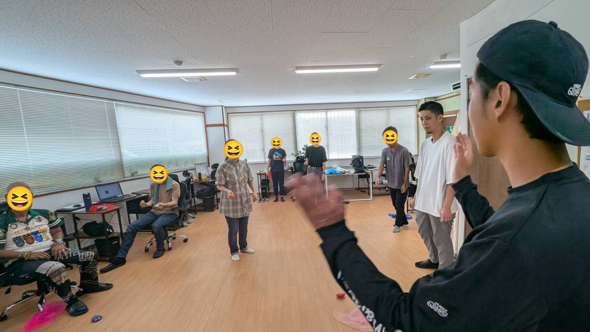 たかコーチの手の動きに合わせ、全員でビーンバッグを持ち替える