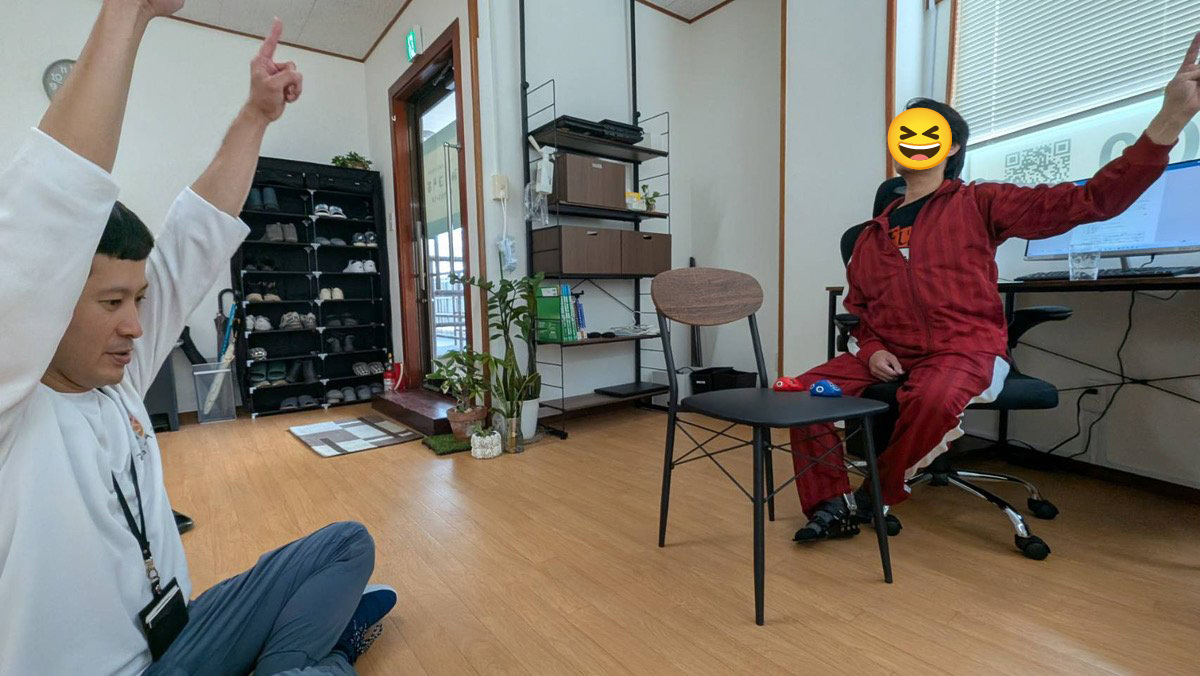 向かい合ったスタッフさんと利用者さんが、同じタイミングで指を上に向ける