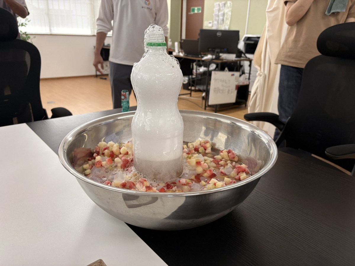 刻んだフルーツを入れたボウルに炭酸を注ぎ、泡が立ち上がる