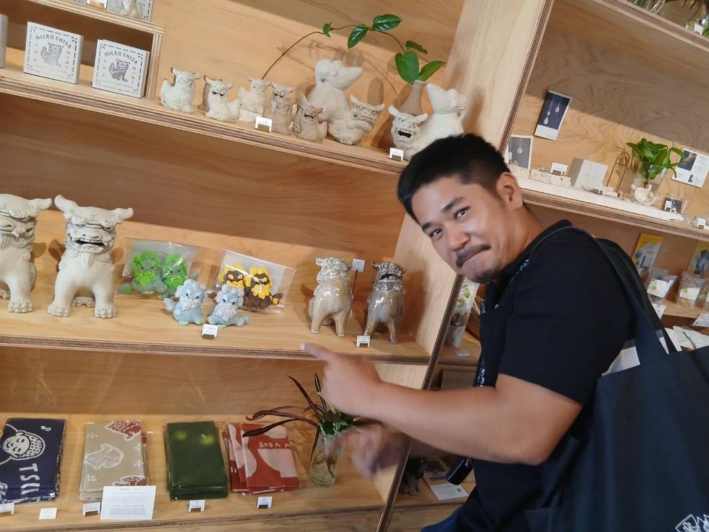 棚を指さす比嘉さん