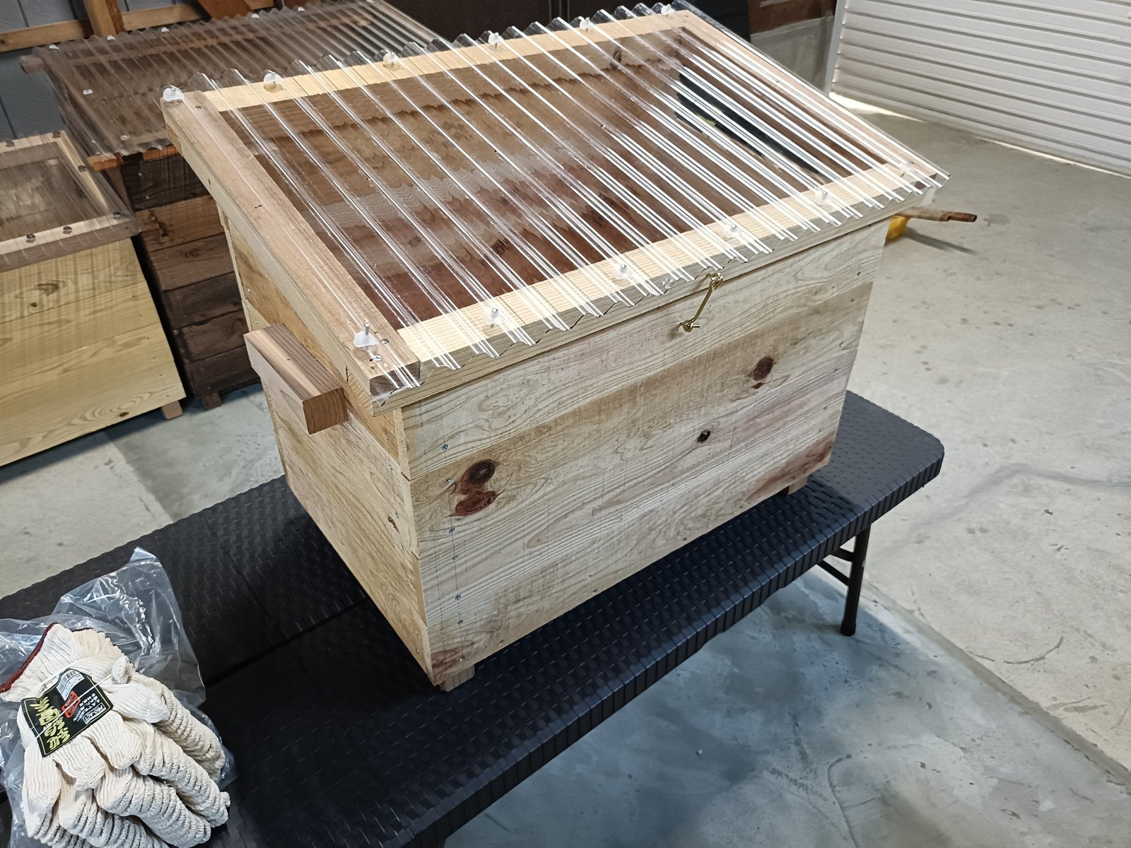 完成したキエーロ試作1号機。透明の波板屋根が付いた木箱