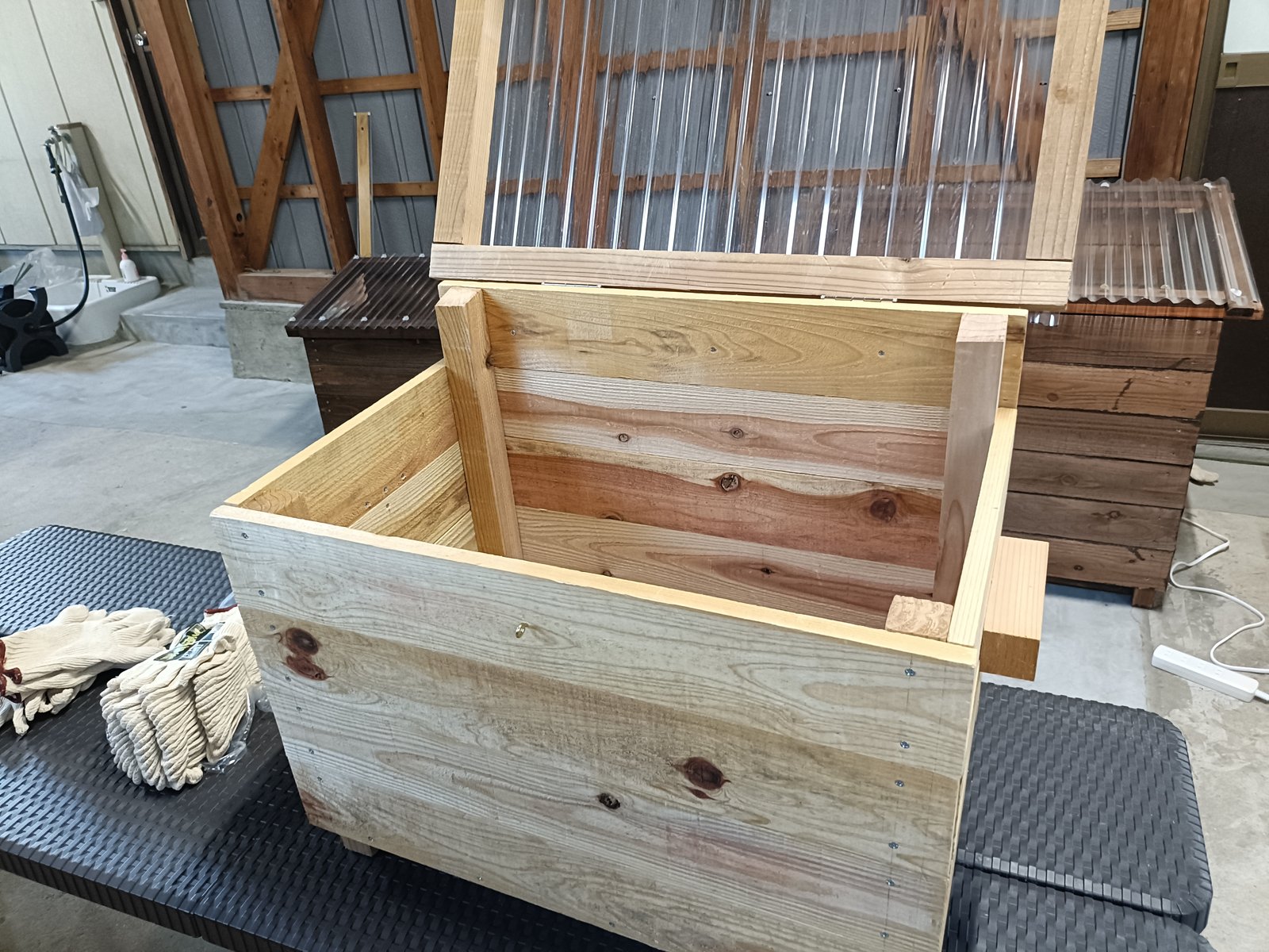 フタを開けたキエーロの内部。木の板で組まれた箱の中が見える