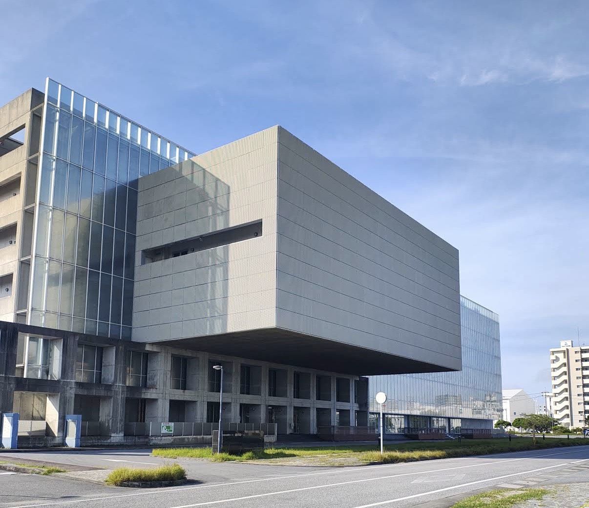 青空の下に建つ、浦添市産業振興センター・結の街の外観