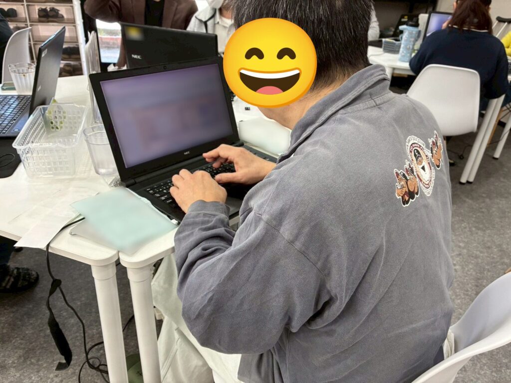 みらコラボの事業所で、利用者さんがノートパソコンを使って作業している様子