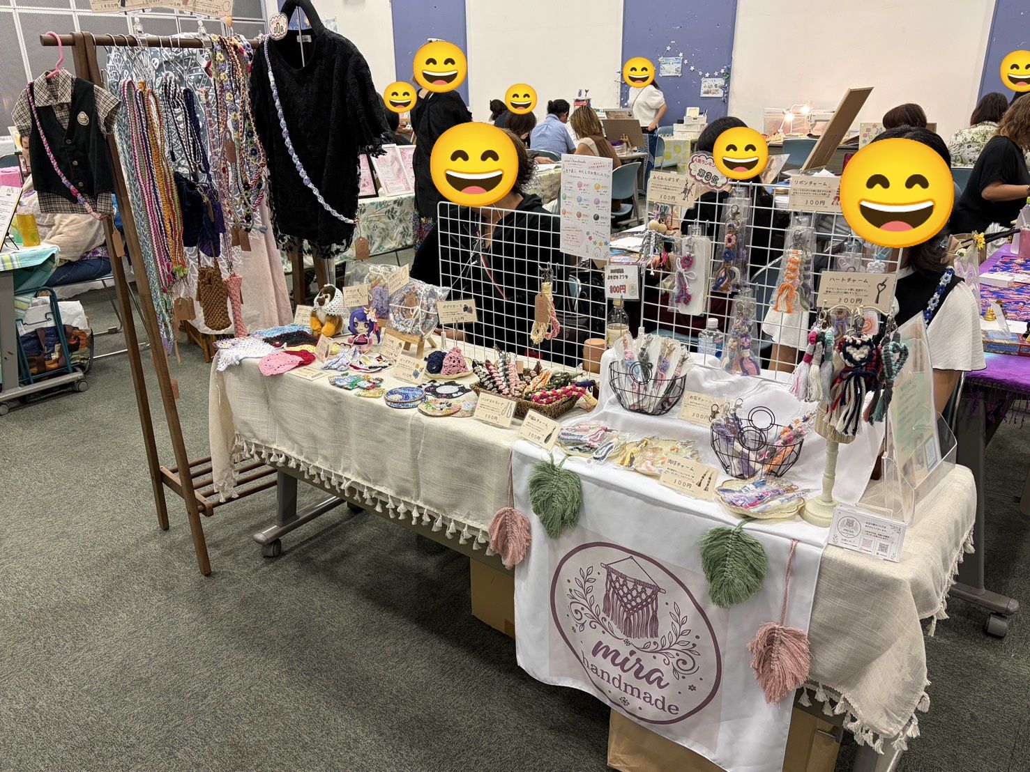 結マルシェ沖縄の会場で、ハンドメイドのストラップやアクセサリー、布小物を並べたみらコラボ浦添経塚のブース