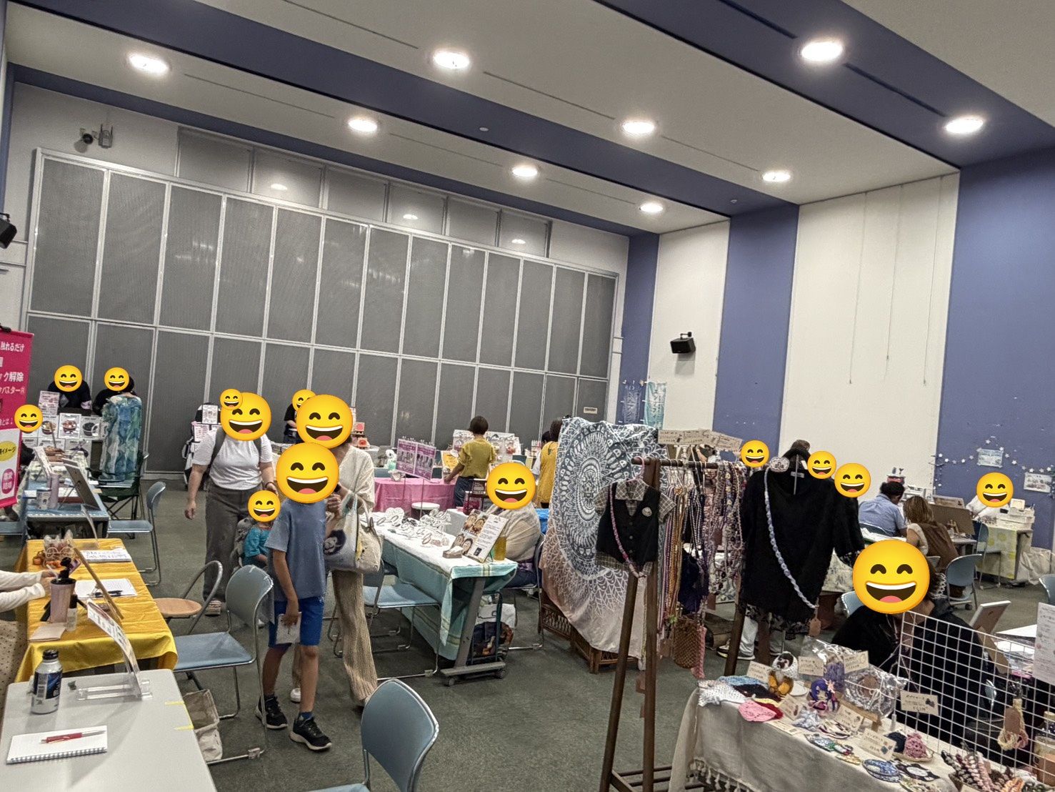 浦添市産業振興センター・結の街の会場に、ハンドメイドなどのブースが並ぶ結マルシェ沖縄の様子