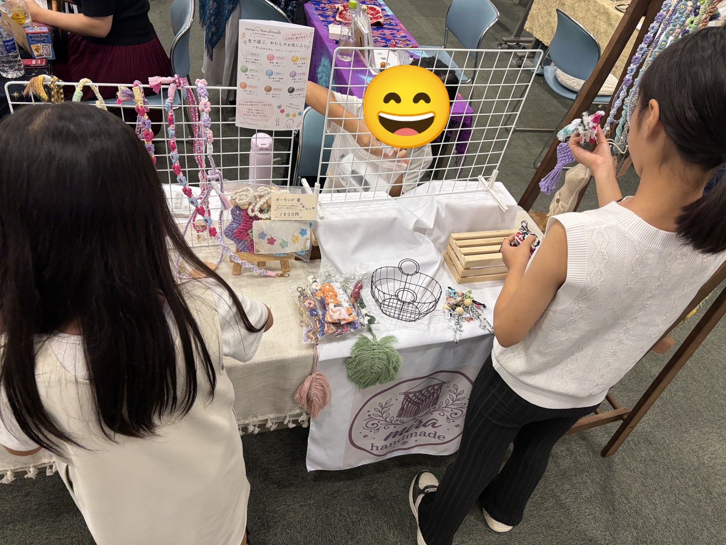 みらコラボ浦添経塚のブースで、ストラップやチャームを手に取って選ぶ子どもたち